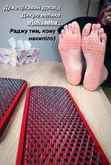 Стопи з відбитками цвяхів поруч із дошками Садху, підпис: «Дуже цікавий досвід. Дякую велике @julisadhu. Раджу тим, кому накипіло)»